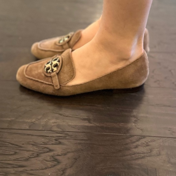 Tory Burch/ Miller Metal Logo Loafer in River Rock Taupe Suede 8,5 - Picture 3 of 6